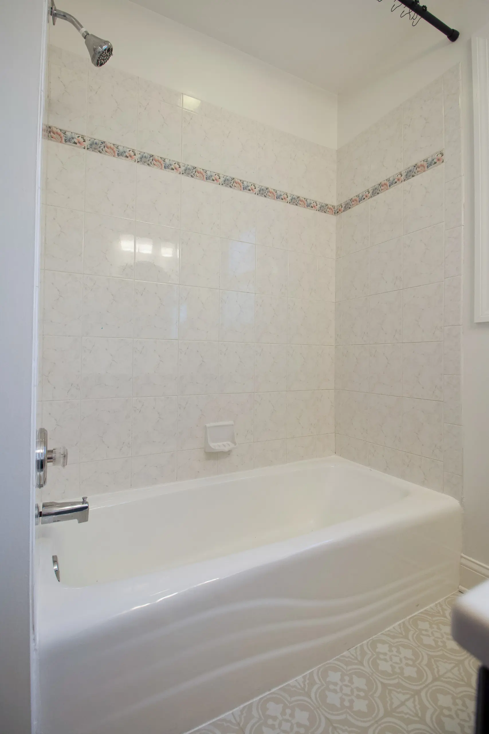 How to Choose and Apply Bathtub Paint for a Beautiful Bathroom Makeover