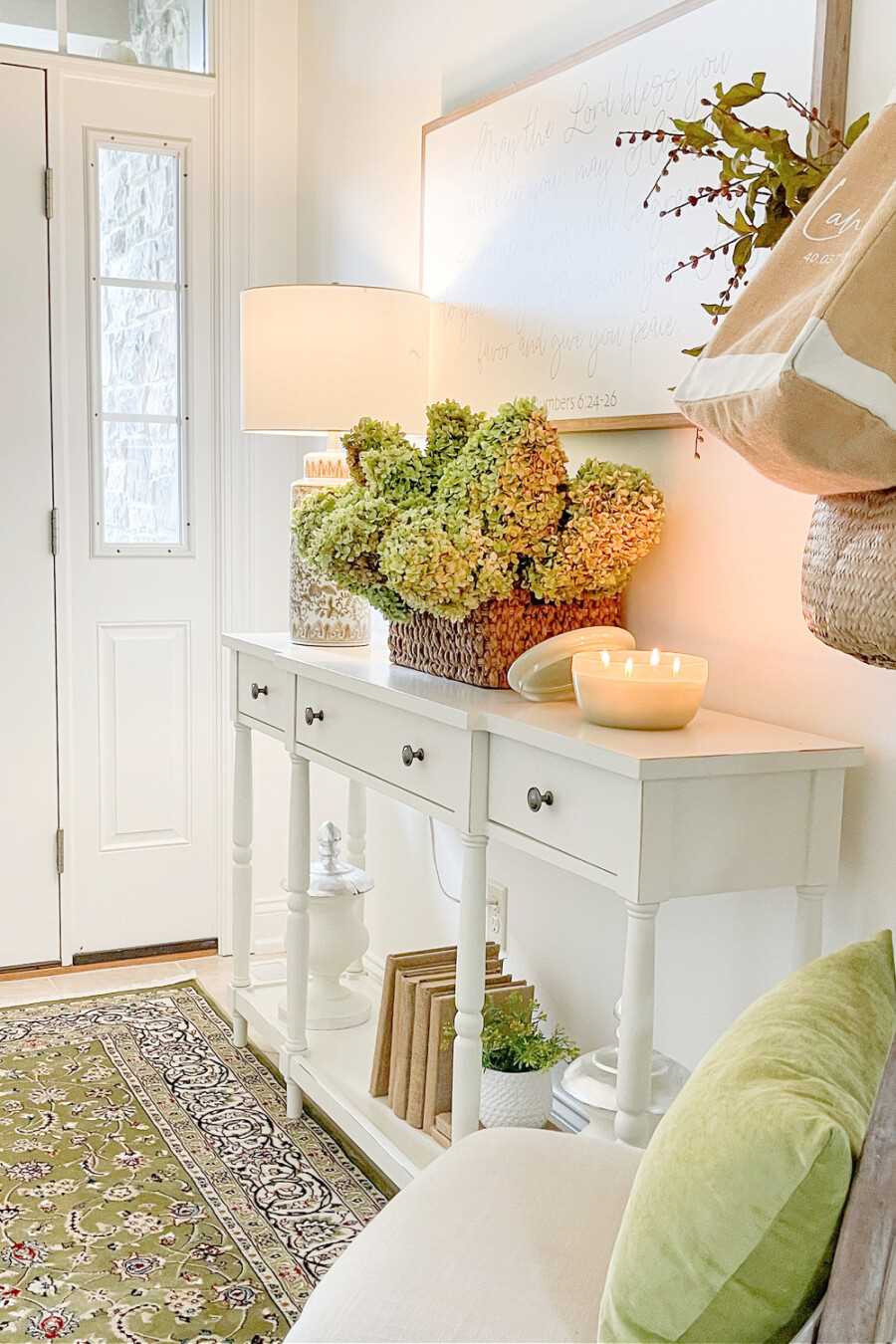 Stunning Entryway Table Decor Ideas